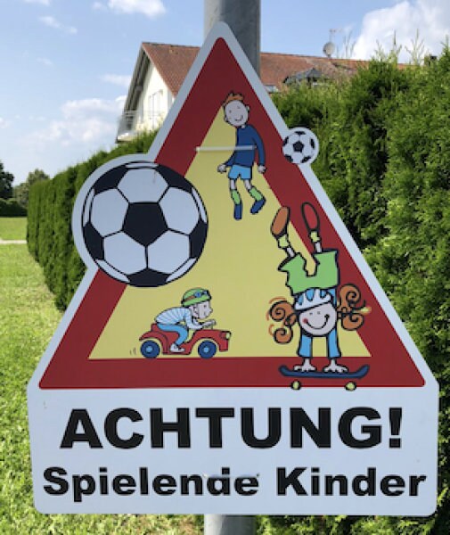 Achtung spielende Kinder Warnschild für Einfahrt und Grundstück