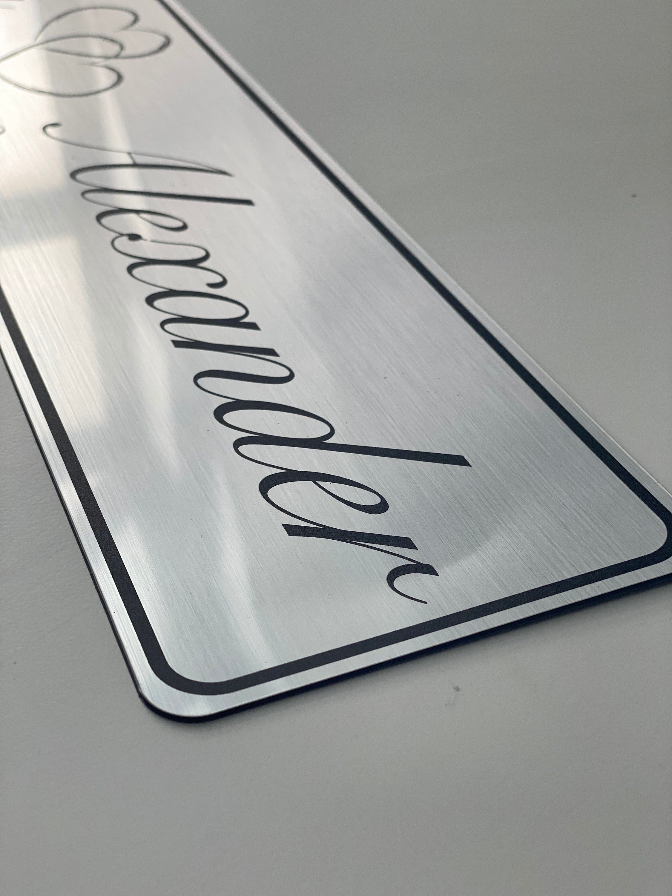 Hochzeitskennzeichen „Grod g'heirat“ – Silber, personalisiert für Hochzeitsauto