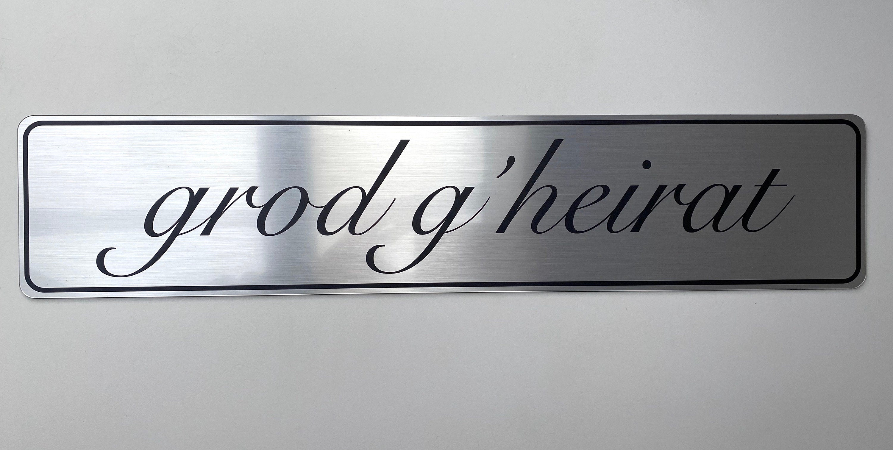 Hochzeitskennzeichen „Grod g'heirat“ – Silber, personalisiert für Hochzeitsauto