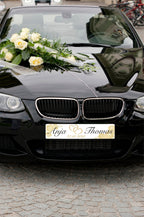 Hochzeitskennzeichen „Grod g'heirat“ – Blumen & Herz Gold, personalisiert für Hochzeitsauto