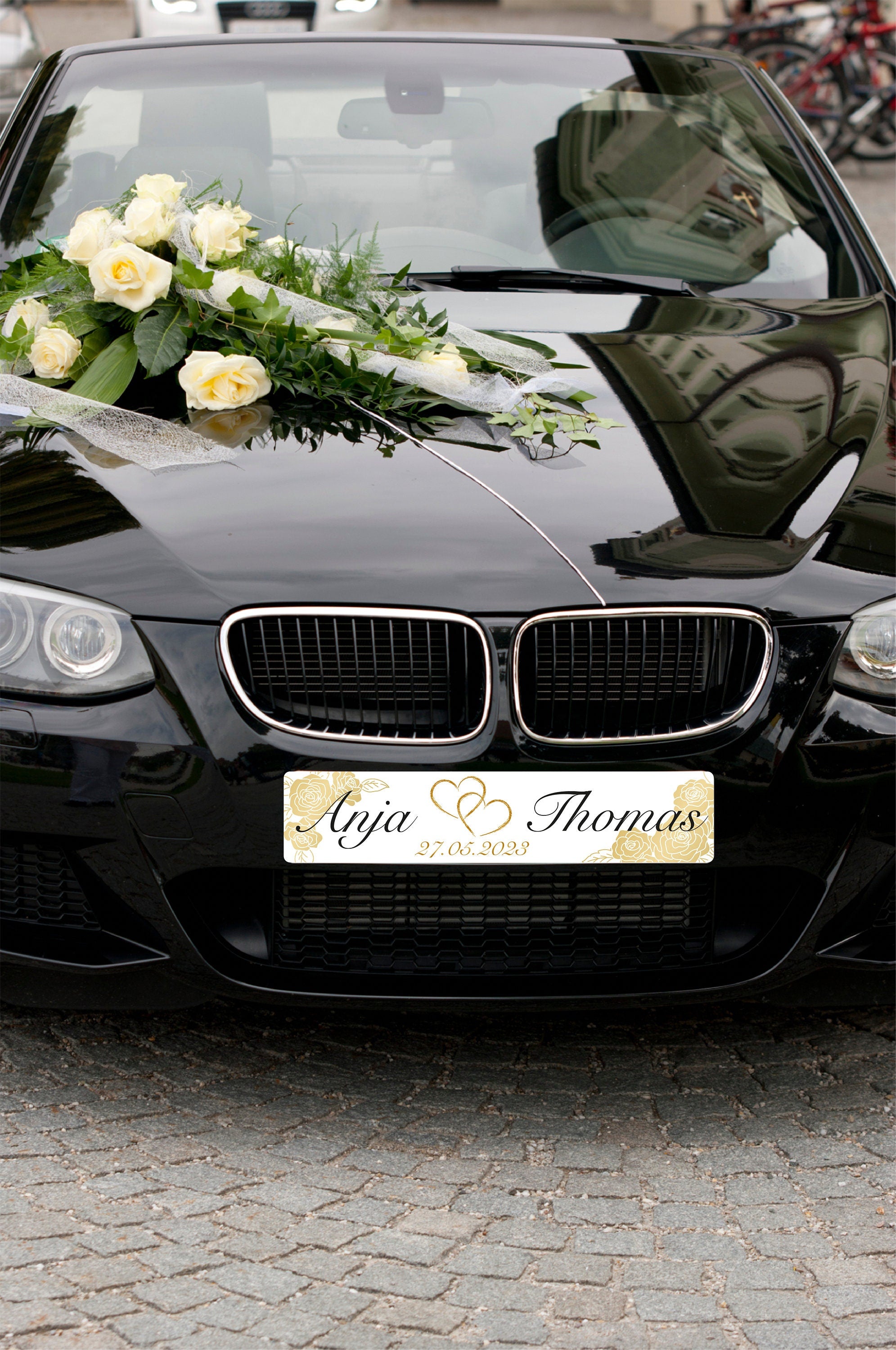 Hochzeitskennzeichen „Just Married“ – Blumen & Herz Gold, personalisiert für Hochzeitsauto