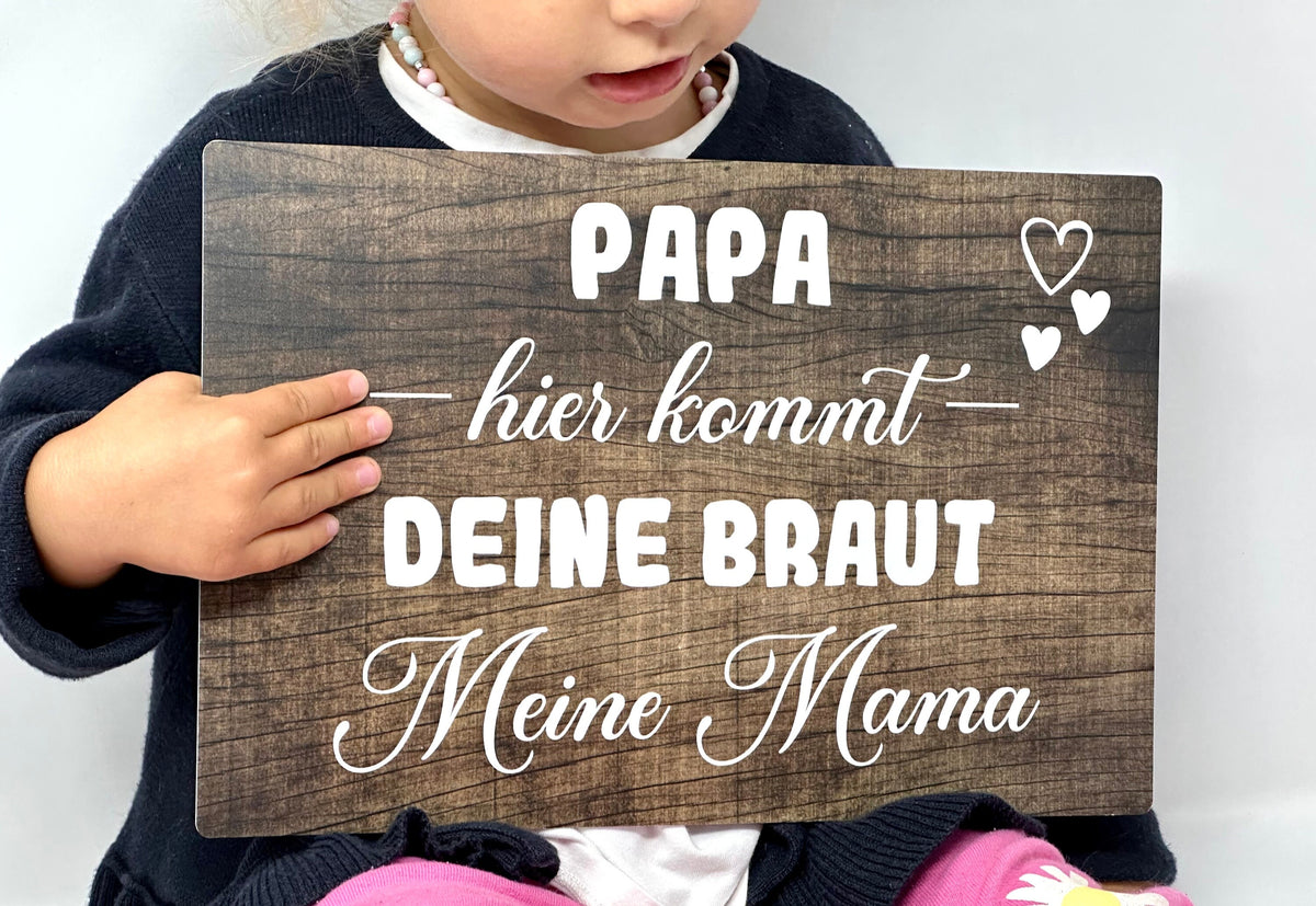 Hochzeitsschild „Papa, hier kommt deine Braut – unsere Mama“ – Detailansicht 2