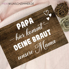 Hochzeitsschild „Papa, hier kommt deine Braut – unsere Mama“ – Produktansicht