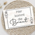 Hochzeitsschild „Papa, hier kommt deine Braut – meine Mama“ – Design 4 – Produktansicht