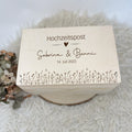 Personalisierte Erinnerungskiste zur Hochzeit – Motiv Hochzeitspost Blumenwiese