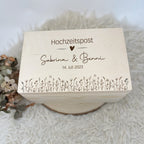 Personalisierte Erinnerungskiste zur Hochzeit – Motiv Hochzeitspost Blumenwiese
