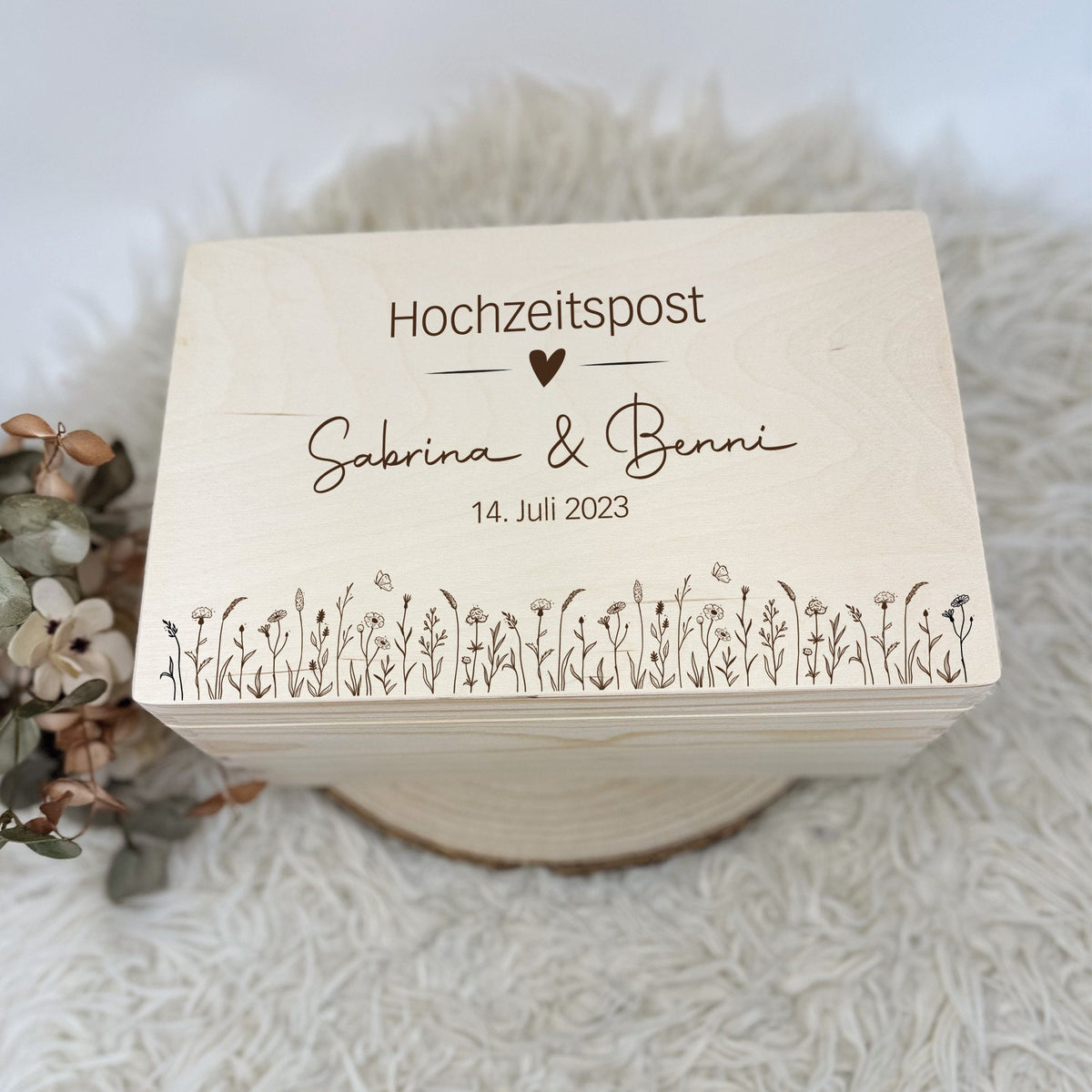 Personalisierte Erinnerungskiste zur Hochzeit – Motiv Hochzeitspost Blumenwiese