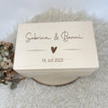 Personalisierte Erinnerungskiste zur Hochzeit – Motiv Herzschrift