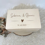 Personalisierte Erinnerungskiste zur Hochzeit – Motiv Herzschrift